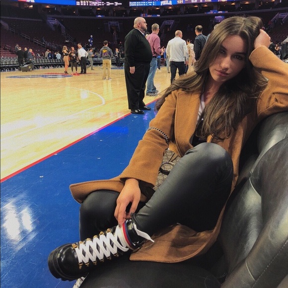 Meet your Posher, Delila - Picture 1 of 1